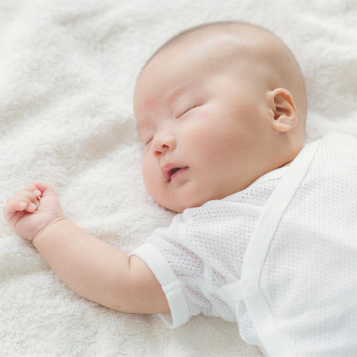 Why babies should sleep on their back and how to train them to do so