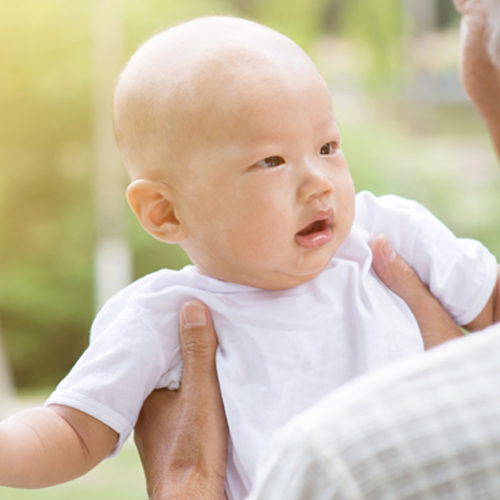 What can babies see and hear after birth?